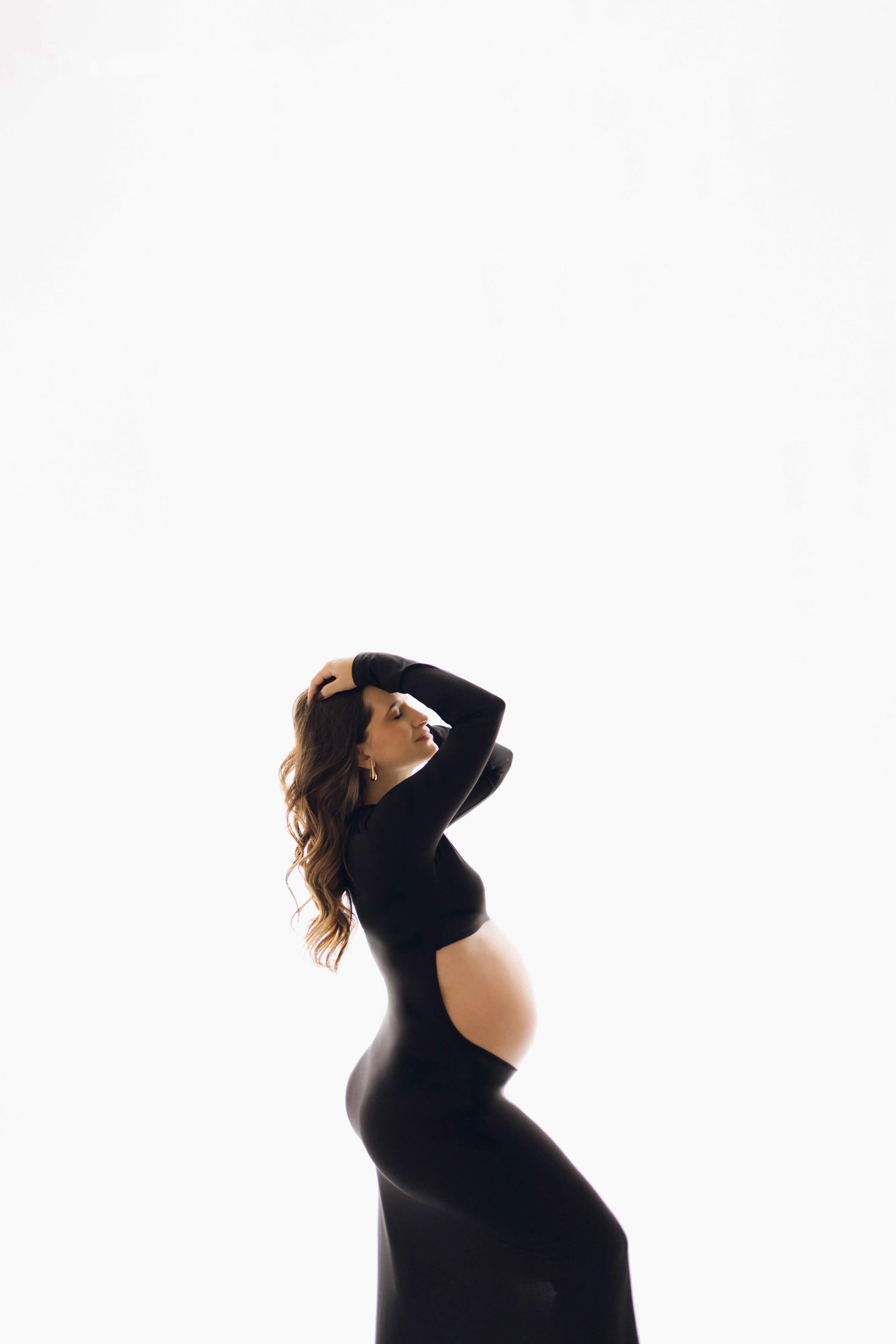 Gestante fotografada com elegância